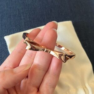 Kate Spade - rose gold big bow bangle 🎀